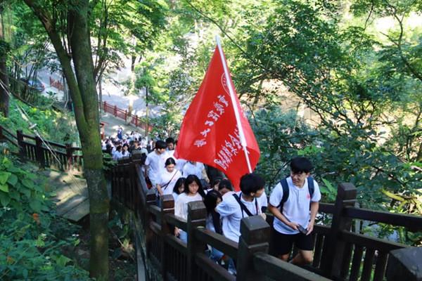 俄共代表在列宁逝世100周年纪念日向列宁墓献花